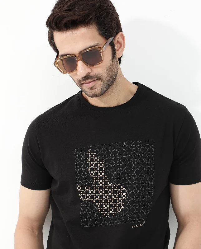 Men's Sleeveless TopsRare Rabbit Articale Mens Gene Black Cotton Polyester Fabric Short Sleeve Crew Neck Regular Fit Graphic Printed Monogram Logo T-Shirt Men's Sleeveless TopsRare Rabbit Articale Mens Gene Black Cotton Polyester Fabric Short Sleeve Crew Neck Regular Fit Graphic Printed Monogram Logo T-Shirt