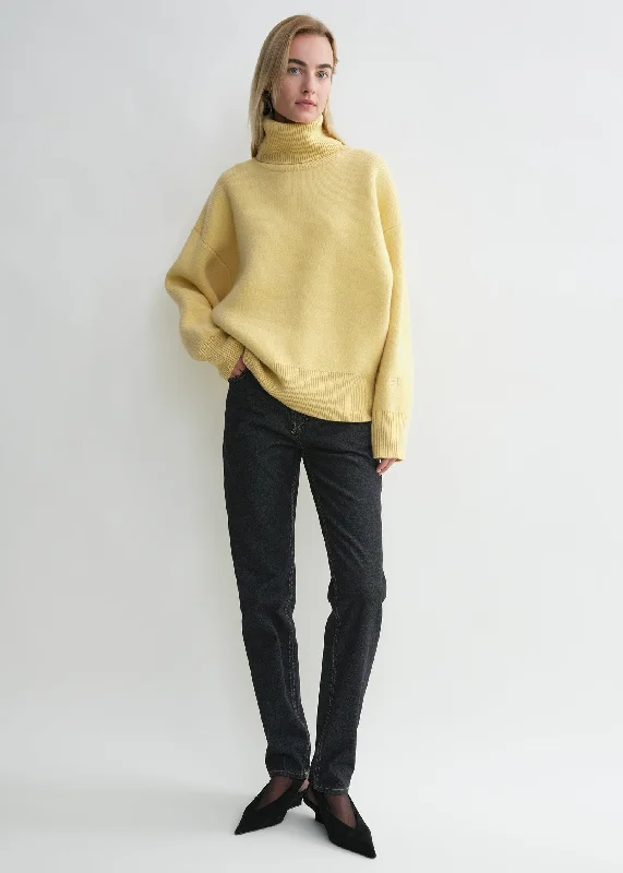 Fashionable Men's Crew-Neck SweatersDouble-knit turtleneck soft yellow