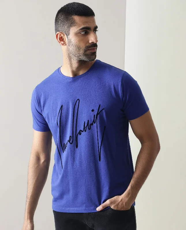 Men's Shirts with Contrast StitchingRare Rabbit Men's Skein Blue Cotton Lycra Fabric Crew Neck Half Sleeves Flock Print Branding T-Shirt Men's Shirts with Contrast StitchingRare Rabbit Men's Skein Blue Cotton Lycra Fabric Crew Neck Half Sleeves Flock Print Branding T-Shirt